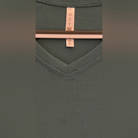 Lularoe Cozy Collection-Hazel Long Sleeve V-Neck Top - Picture 3 of 3